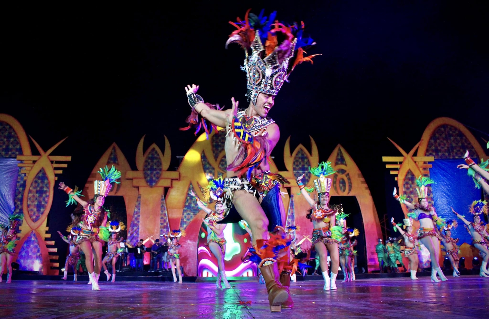 El Rey del Carnaval de Mérida, Eddier I luce sus mejores pasos de baile El Rey del Carnaval de Mérida, Eddier I luce sus mejores pasos de baile
