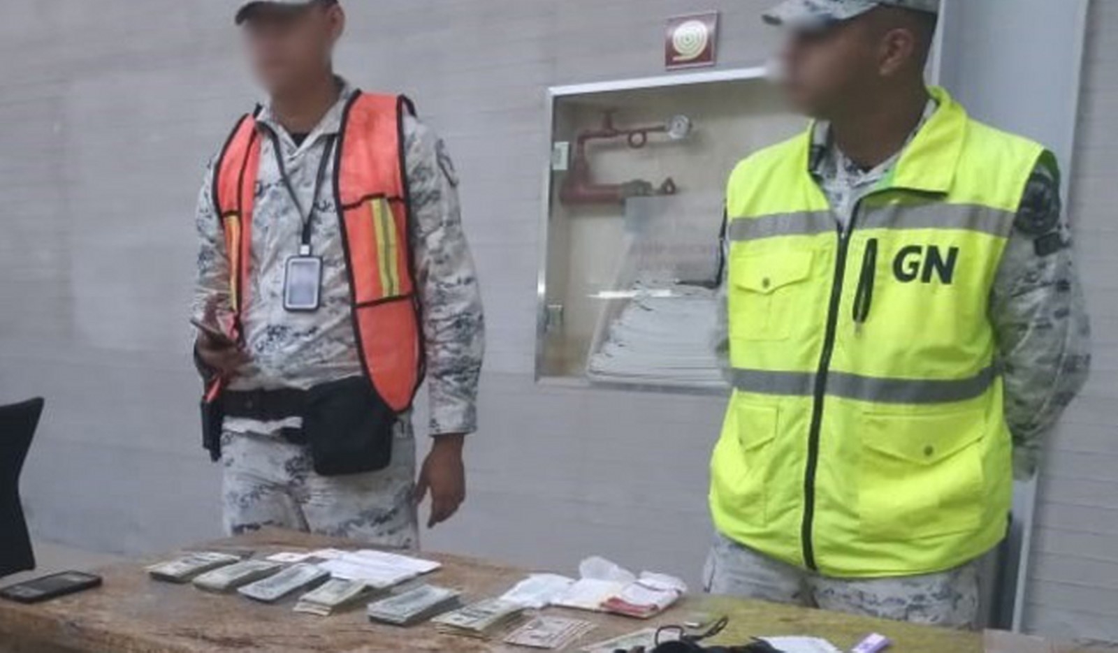 El estadounidense dijo que llevaba solo 25 mil dólares; pero al corroborar la información se dieron cuenta de que era más