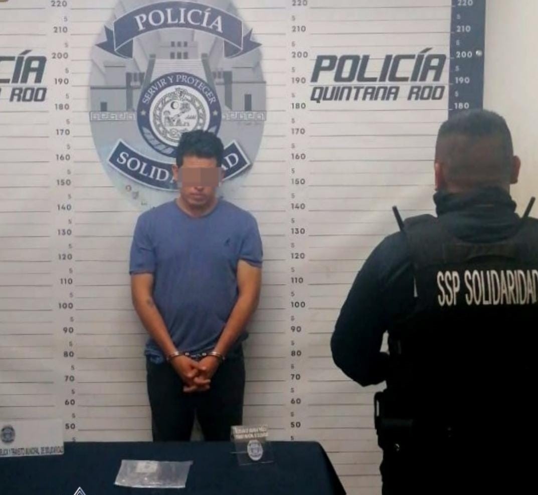 Detienen a hombre por portar supuestos documentos falsos en Playa del Carmen