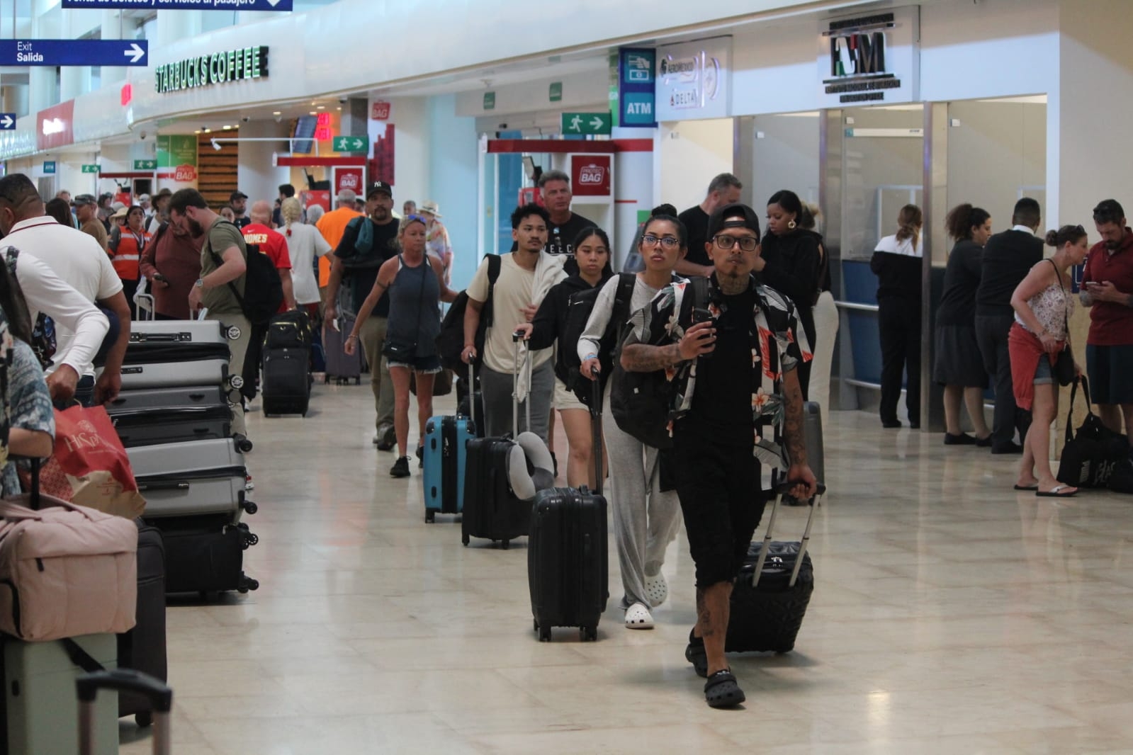 Familias enteras se dieron cita en el recinto aéreo luego de vacacionar en el Caribe Mexicano