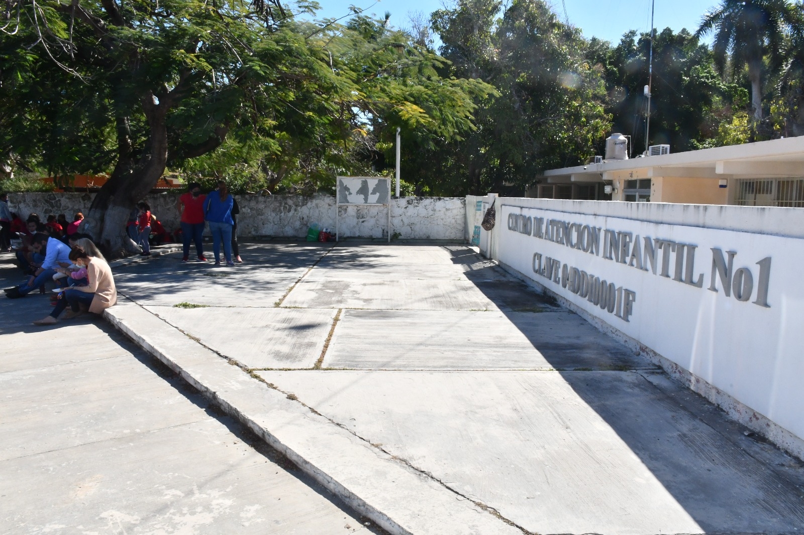 Empleados del Centro de Atención Infantil de Campeche suspendieron labores ayer martes Empleados del Centro de Atención Infantil de Campeche suspendieron labores ayer martes