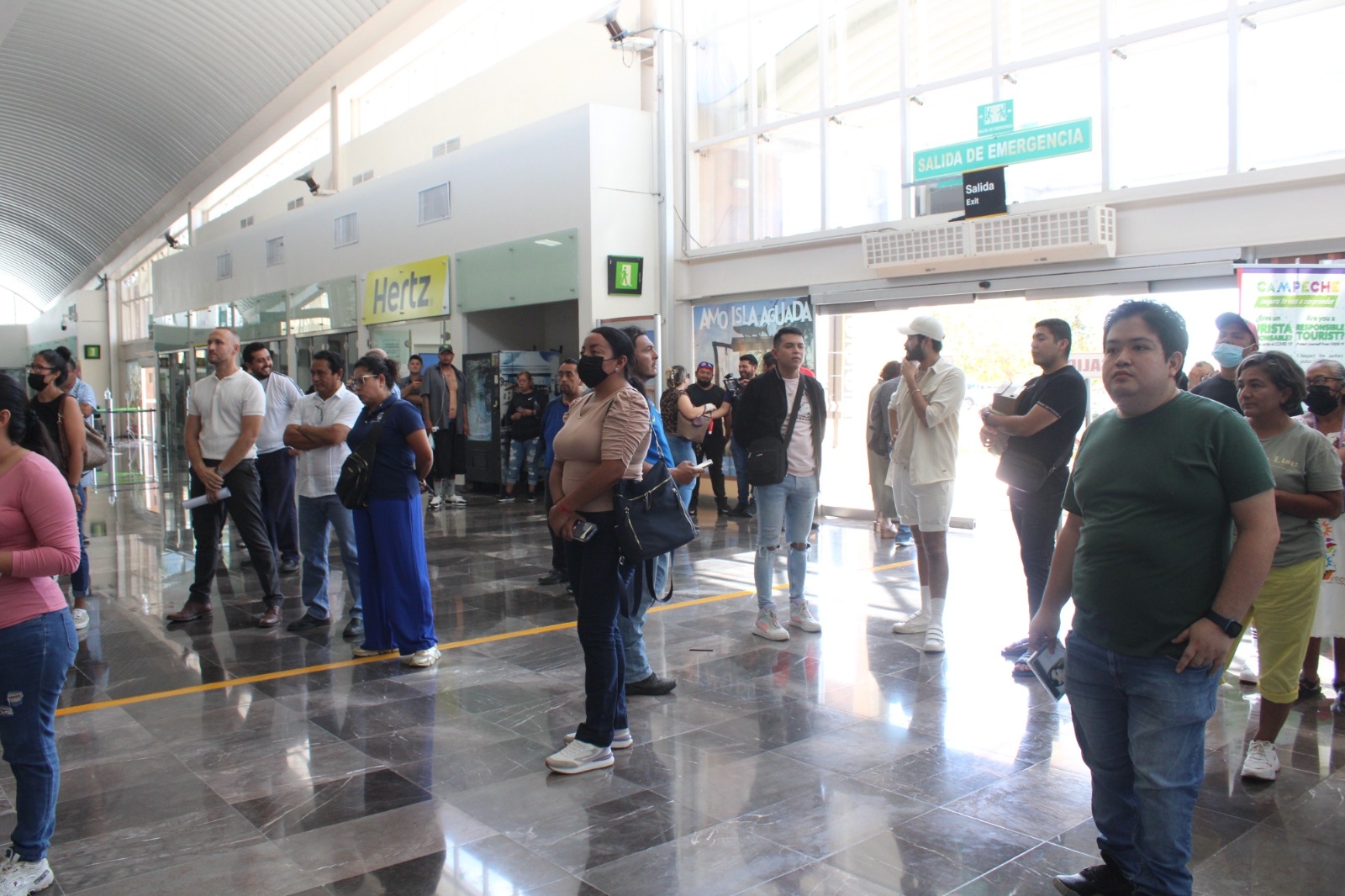 Fans de Belinda se quedaron esperando en el aeropuerto de Campeche