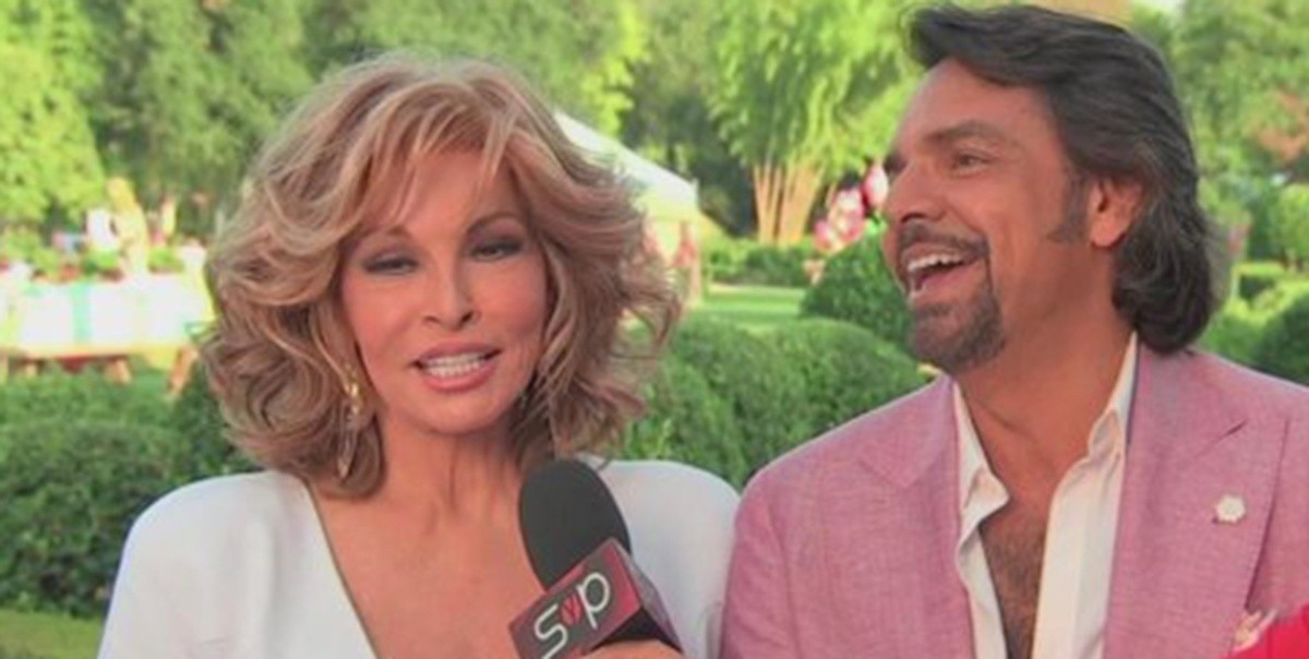 Raquel Welch y Eugenio Derbez en una entrevista