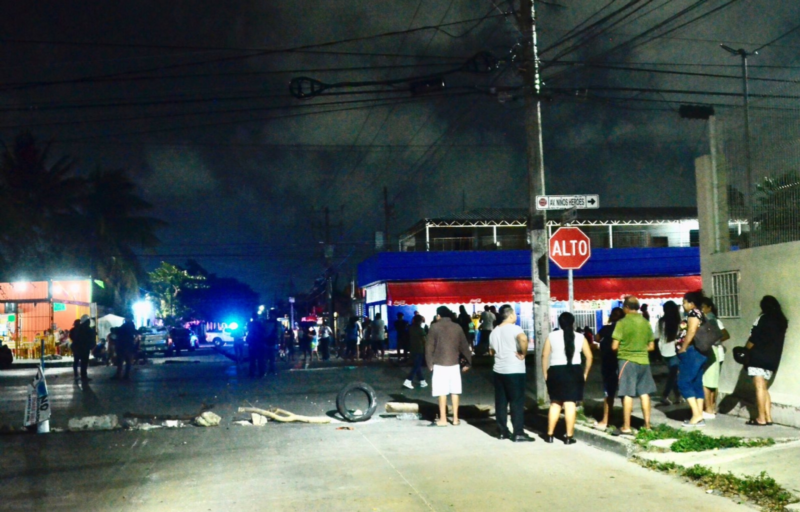 Vecinos de la Región 229 en Cancún, bloquean la avenida Niños Héroes