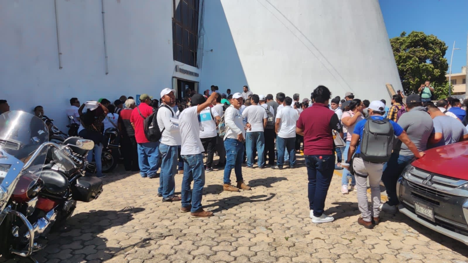 Un grupo de “mototaxistas” permanecen en el exterior del recinto en espera de que la iniciativa sea analizada por los diputados