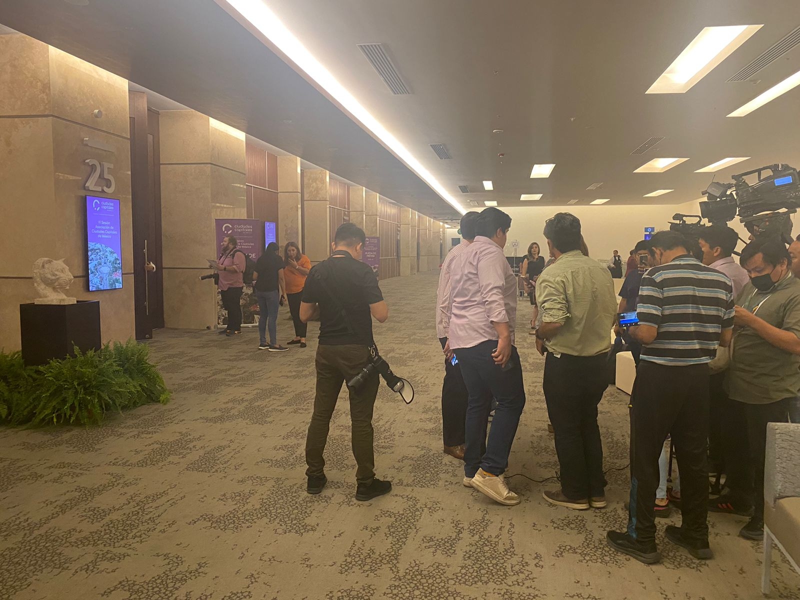 El evento al que asistió Marcelo Ebrard se realizó en el salón 25 del Centro Internacional de Convenciones
