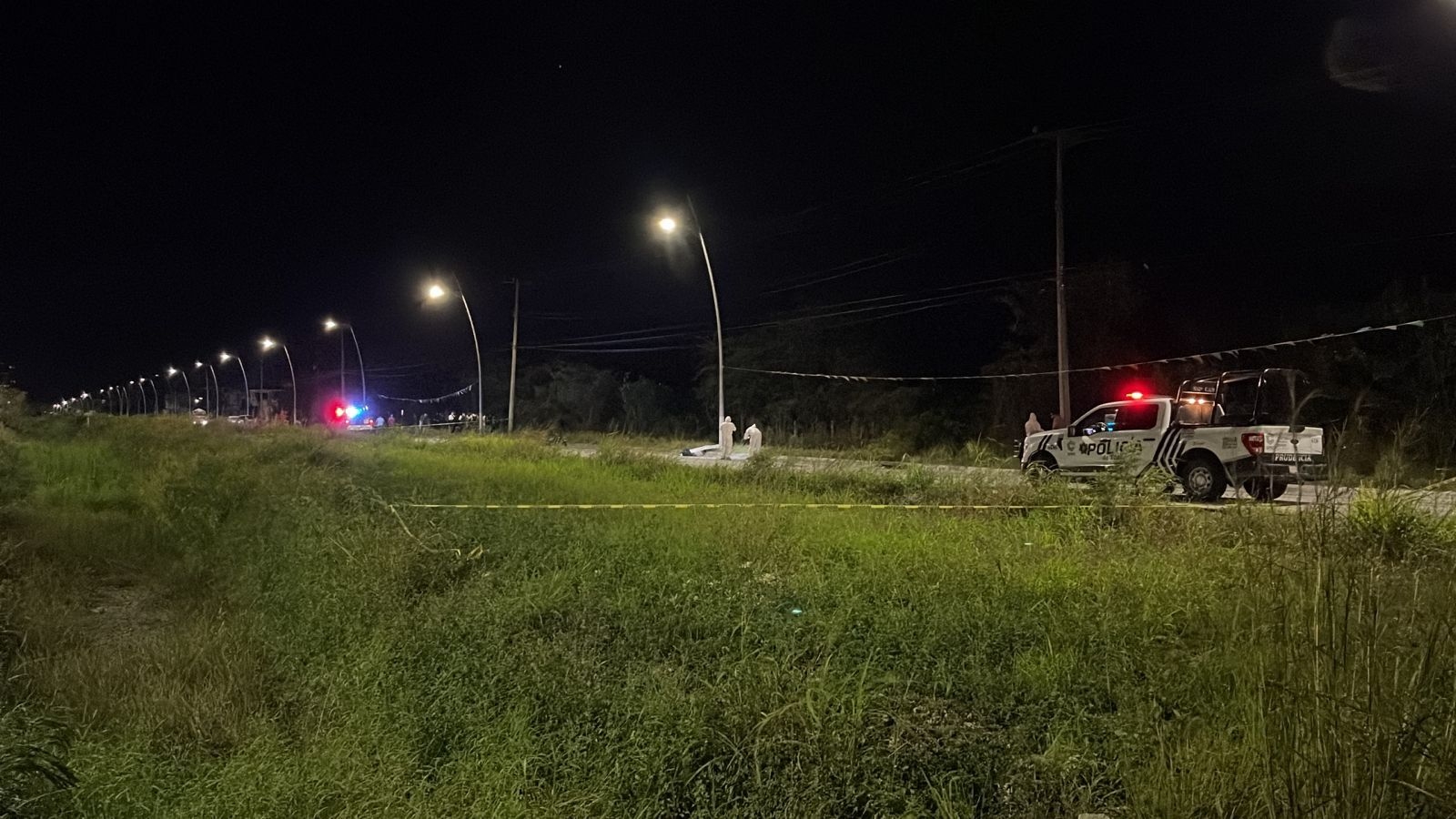 El motociclista terminó a media avenida tras el fuerte impacto El motociclista terminó a media avenida tras el fuerte impacto