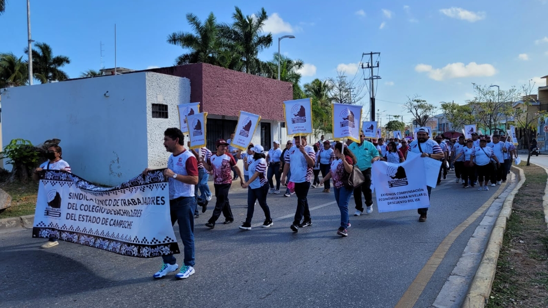 Entre pancartas y lonas, los sindicalizados llegaron al Palacio de Gobierno