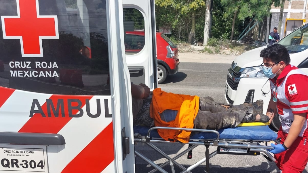 Al lugar llegaron paramédicos de la Cruz Roja para valorar y llevar de urgencias al joven Al lugar llegaron paramédicos de la Cruz Roja para valorar y llevar de urgencias al joven