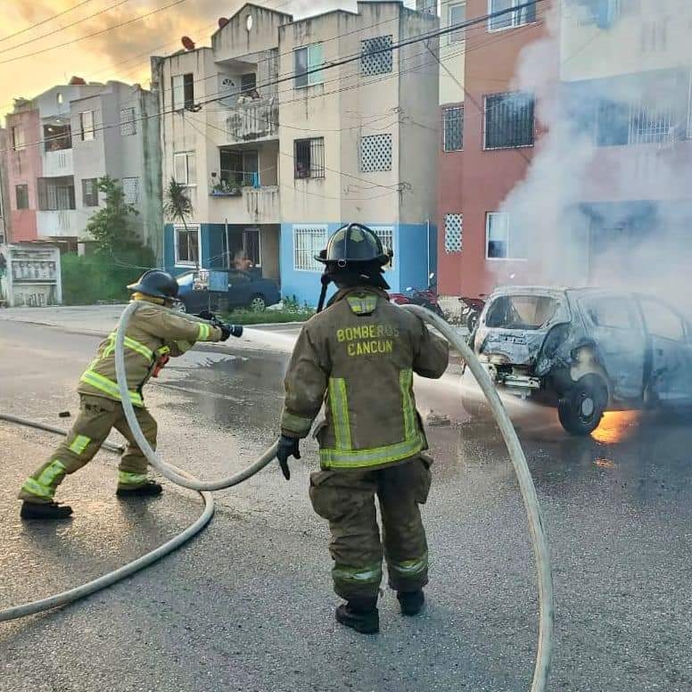 Se incendia un automovil en el fraccionamiento Corales en Cancún