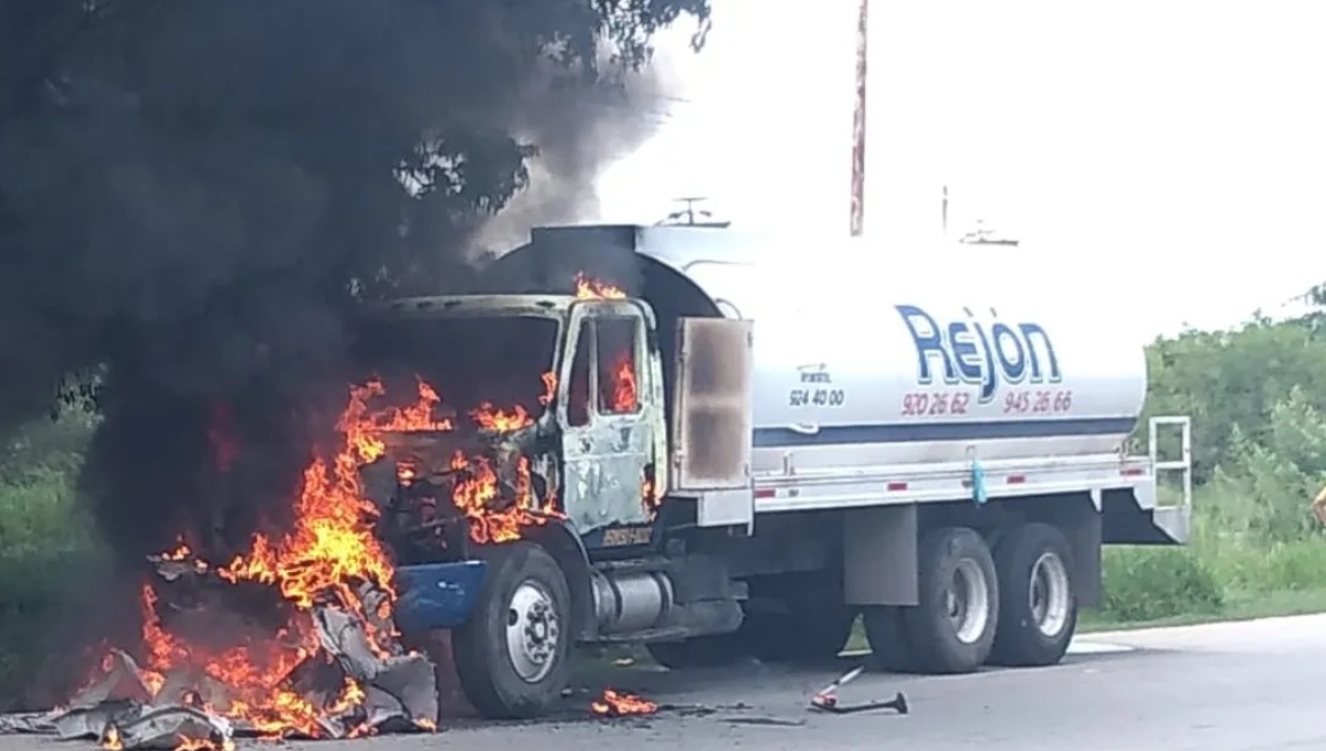 Los bomberos llegaron al lugar para acabar con las llamas que duraron varios minutos Los bomberos llegaron al lugar para acabar con las llamas que duraron varios minutos