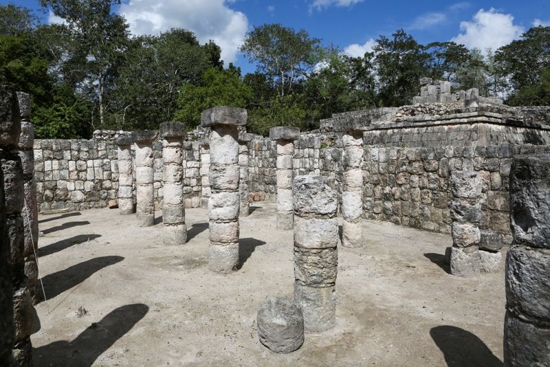 Al Chichén Viejo, al sur del complejo de Las Monjas se llega por un camino blanco o Sacbé