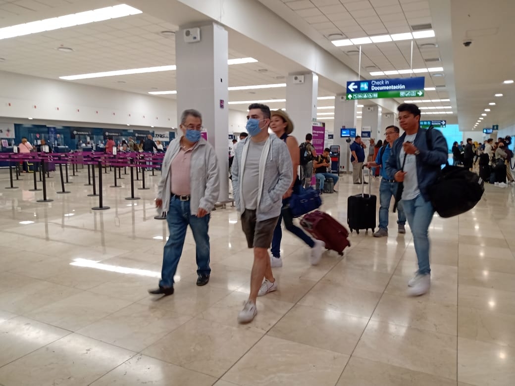 De las 07:00 horas a las 08:00 están previstos otros cuatro vuelos 3 a México y 1 a Houston. De las 07:00 horas a las 08:00 están previstos otros cuatro vuelos 3 a México y 1 a Houston.
