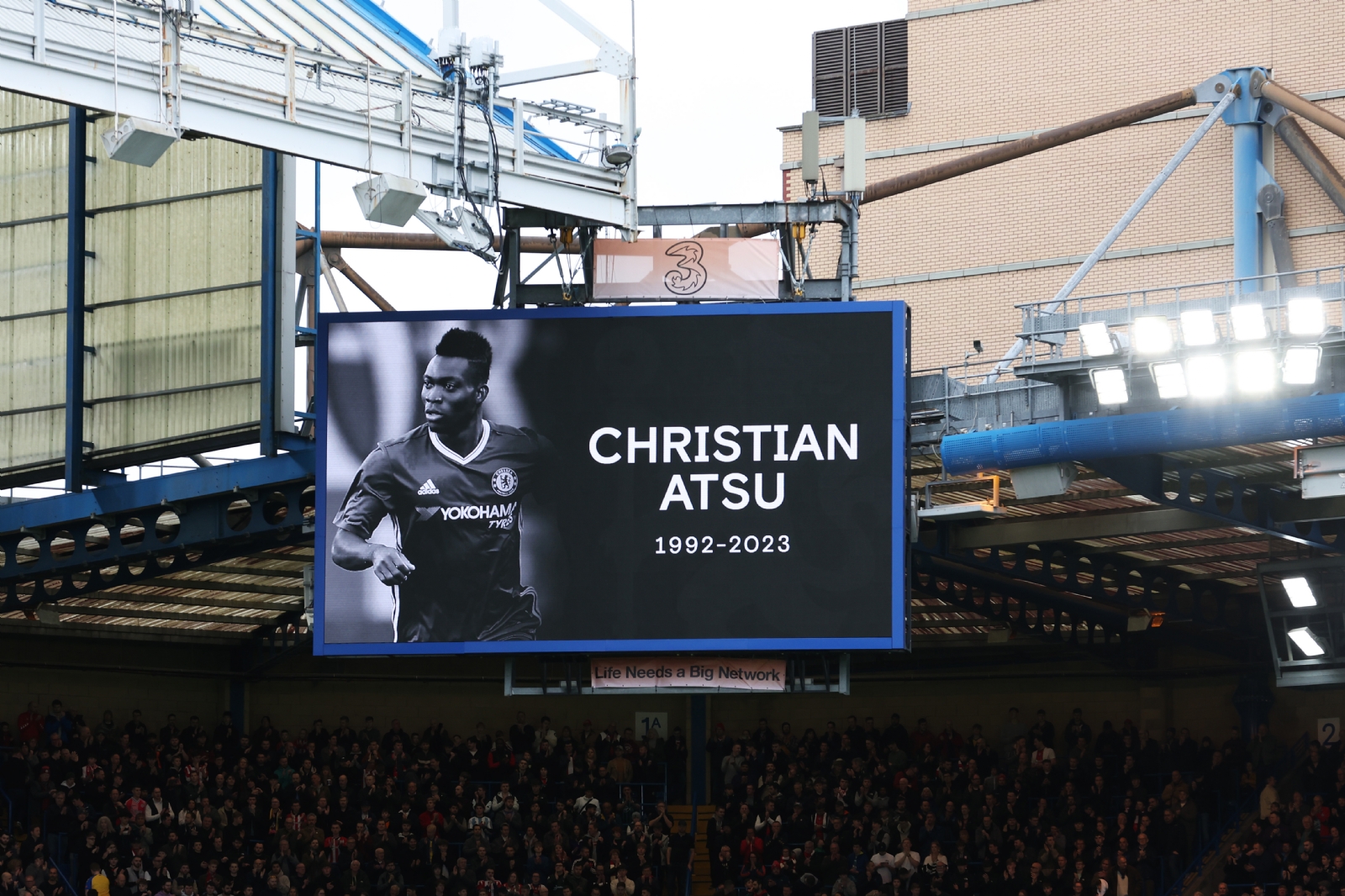 Recibió un homenaje en la Premier League. Foto: Especial Recibió un homenaje en la Premier League. Foto: Especial