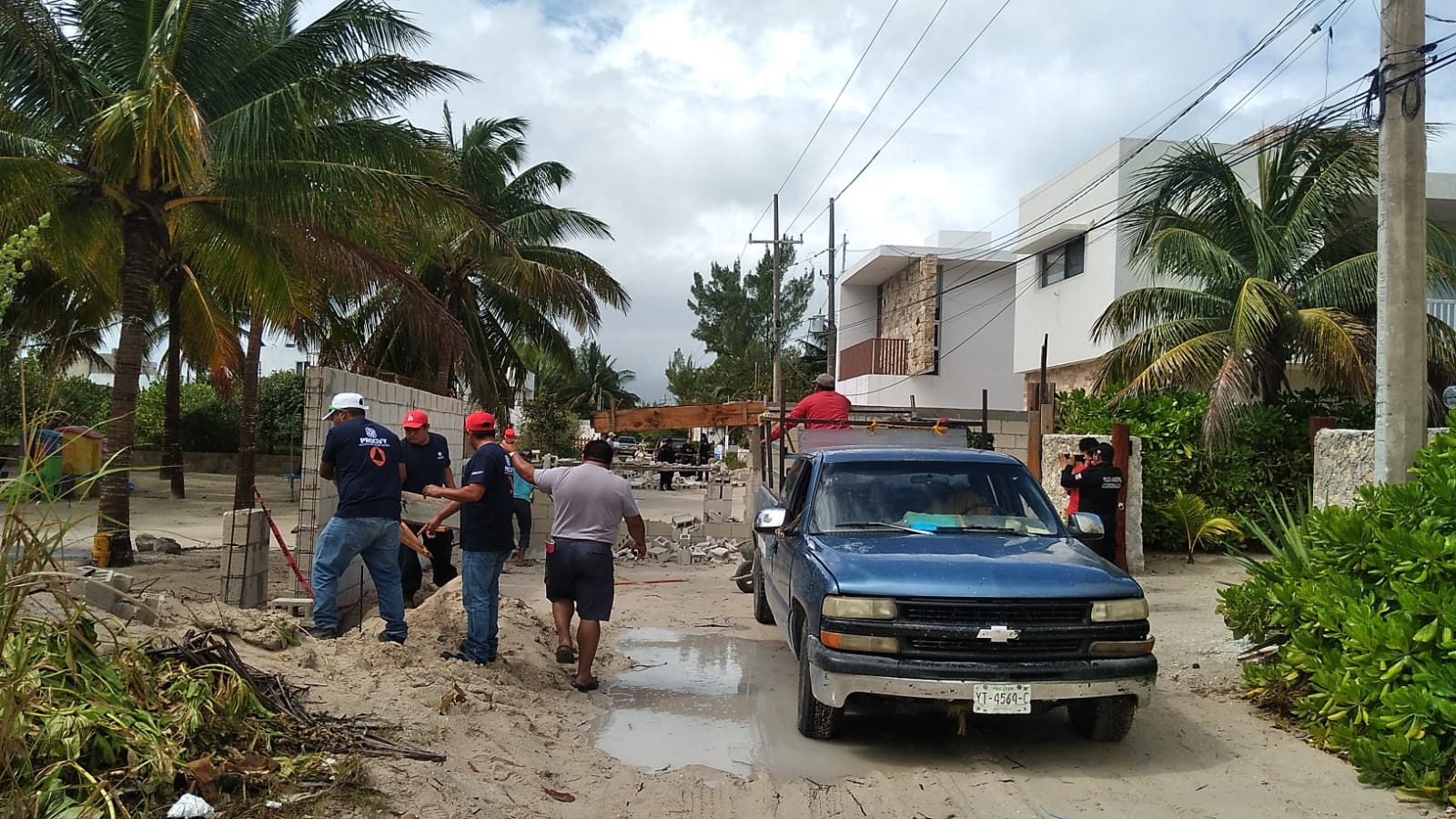 La destrucción de muro ha comenzado después de tres días de polémica
