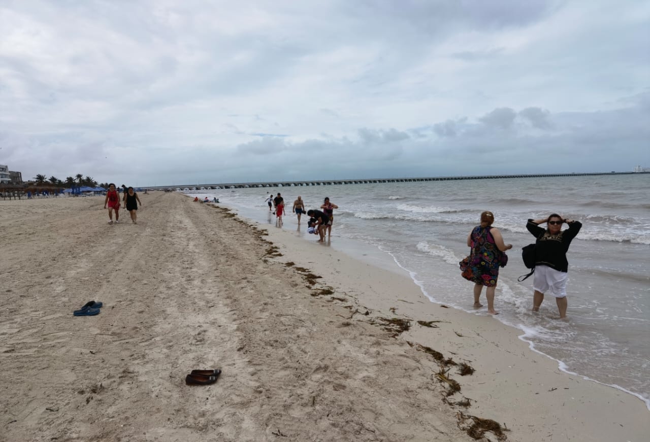 Se registra gran afluencia de personas en el puerto de Progreso