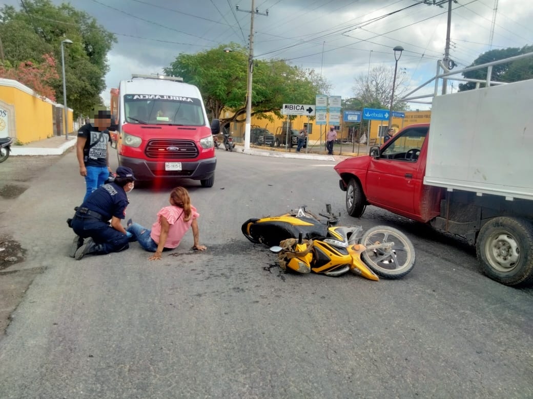La mujer resultó con una fractura, por lo que fue atendida por paramédicos