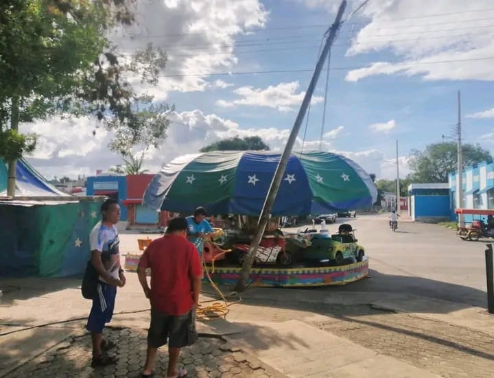 Tráiler que transportaba equipo del Carnaval de Huhí deja sin luz al Centro