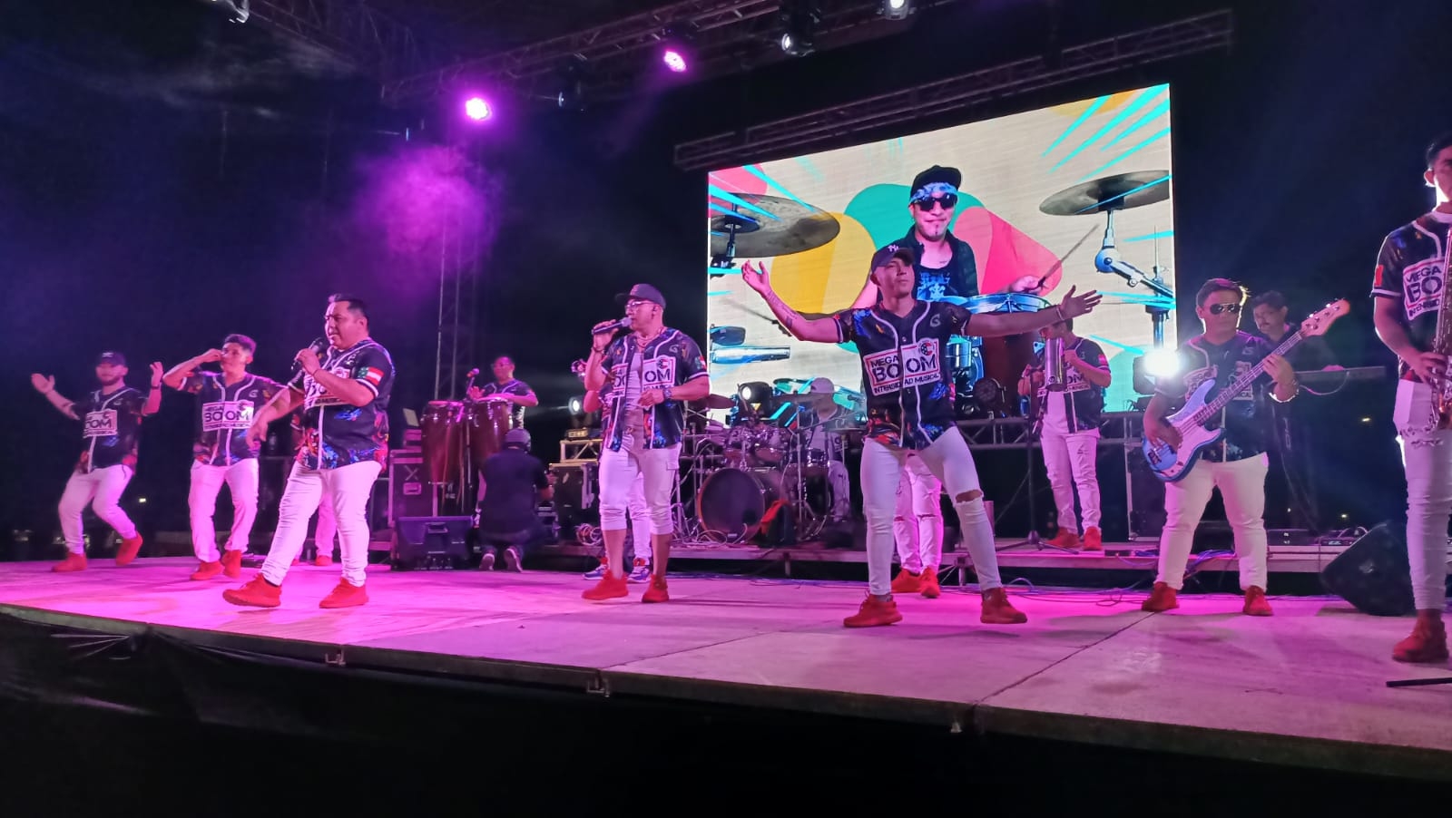 El primer baile popular atrajo a los habitantes a la fiesta de la carne este sábado El primer baile popular atrajo a los habitantes a la fiesta de la carne este sábado