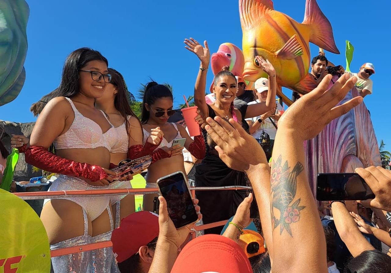 Galilea Montijo estuvo en el Carnaval de Progreso durante el paseo de este domingo por la mañana