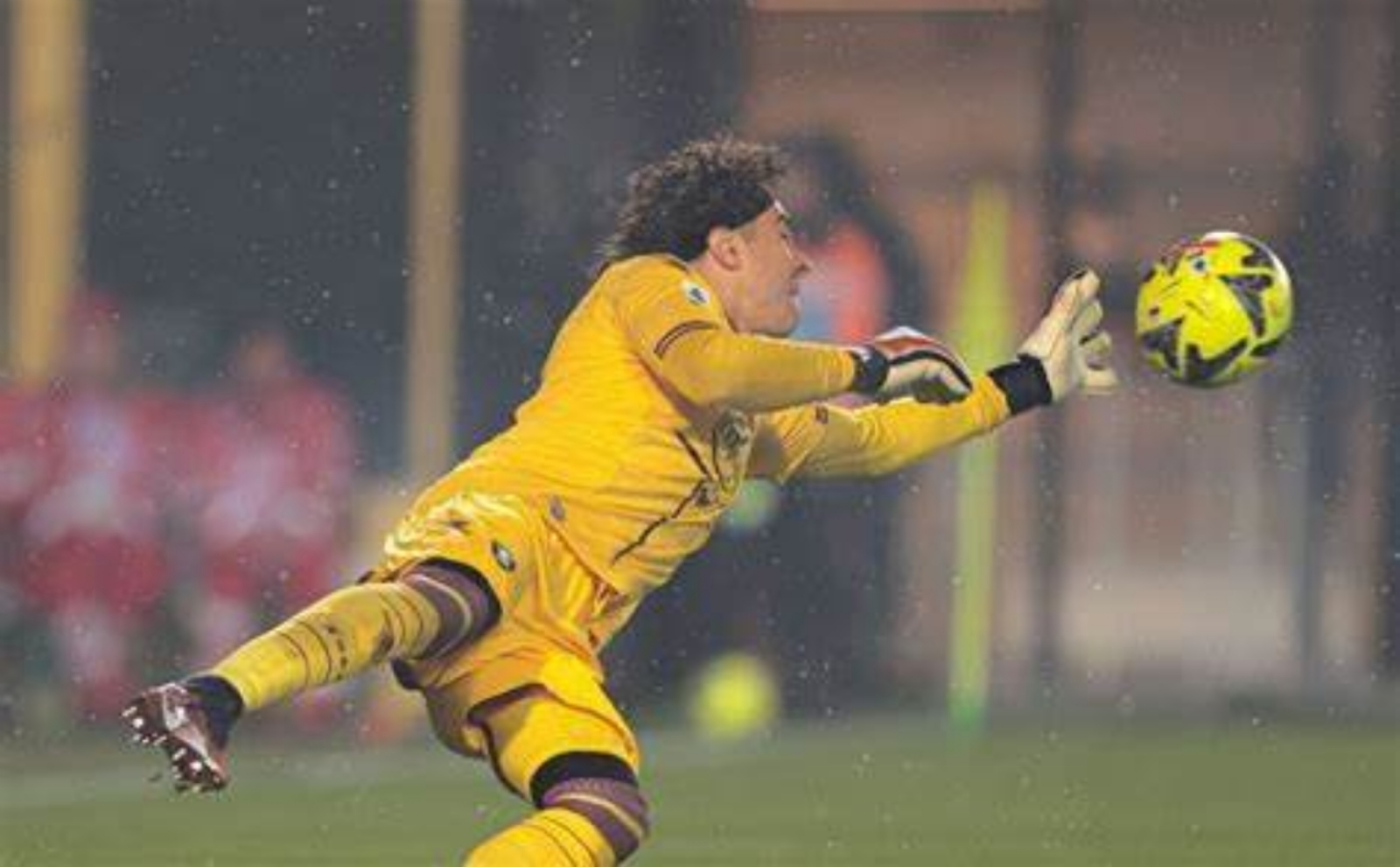 Memo Ochoa se viste de héroe y salva al Salernitana de la derrota