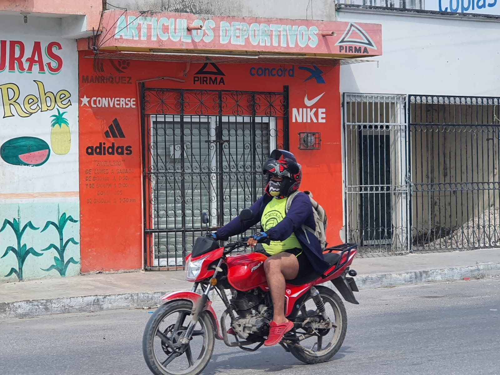 El asaltante se dio a la fuga en una motocicleta luego del asalto El asaltante se dio a la fuga en una motocicleta luego del asalto