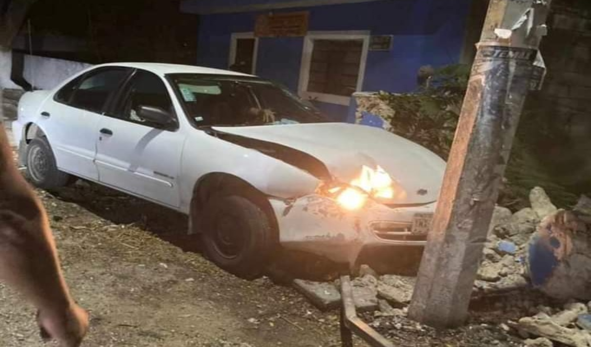 El auto quedó con las luces encendidas, luego de que el conductor perdiera el control de la pesada unidad El auto quedó con las luces encendidas, luego de que el conductor perdiera el control de la pesada unidad