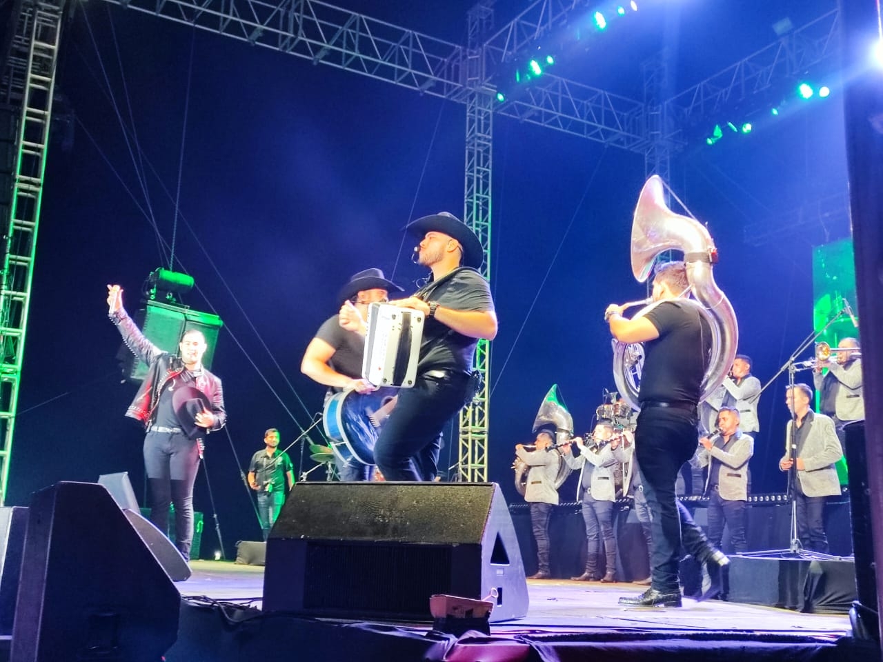 Una gran cantidad de personas se reunieron esta noche en Progreso para escuchar los éxitos de Calibre 50