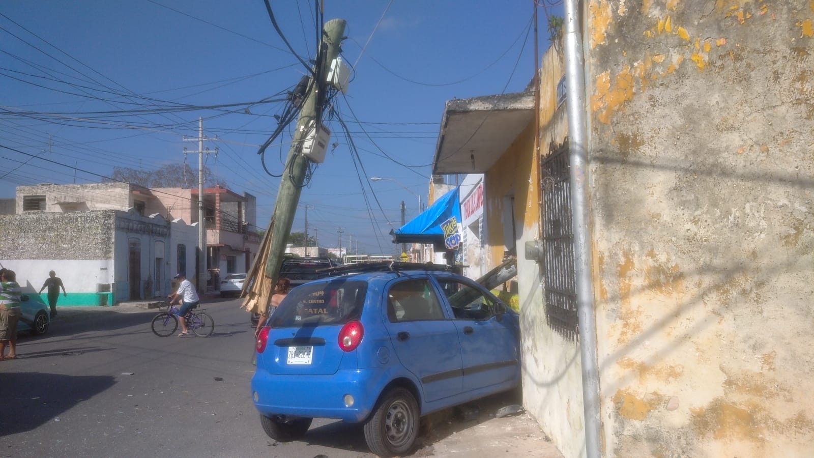 En el auto afectado viajaban dos personas, entre ellas un niño, quienes resultaron heridos