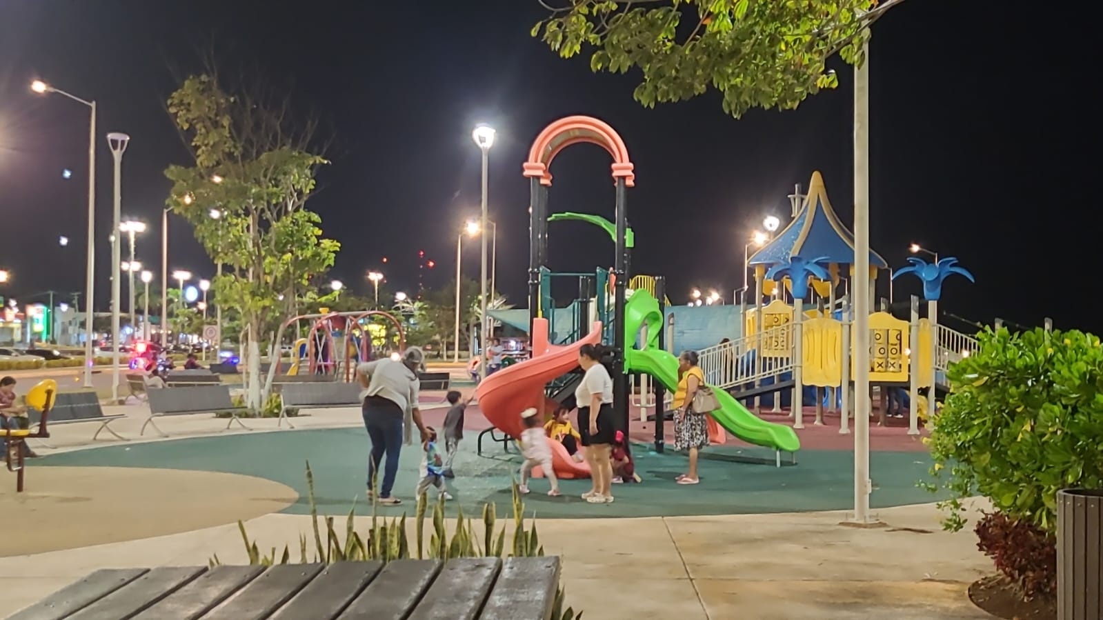 Una gran cantidad de niños y adultos se reúnen en el Parque Acuático de Campeche todos los días