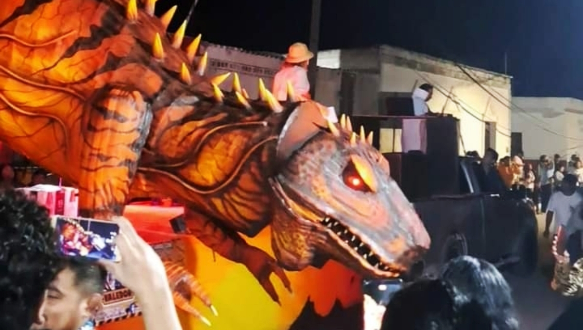 Los dragones fueron parte de los carros alegóricos del Carnaval de Dzilam de Bravo Los dragones fueron parte de los carros alegóricos del Carnaval de Dzilam de Bravo