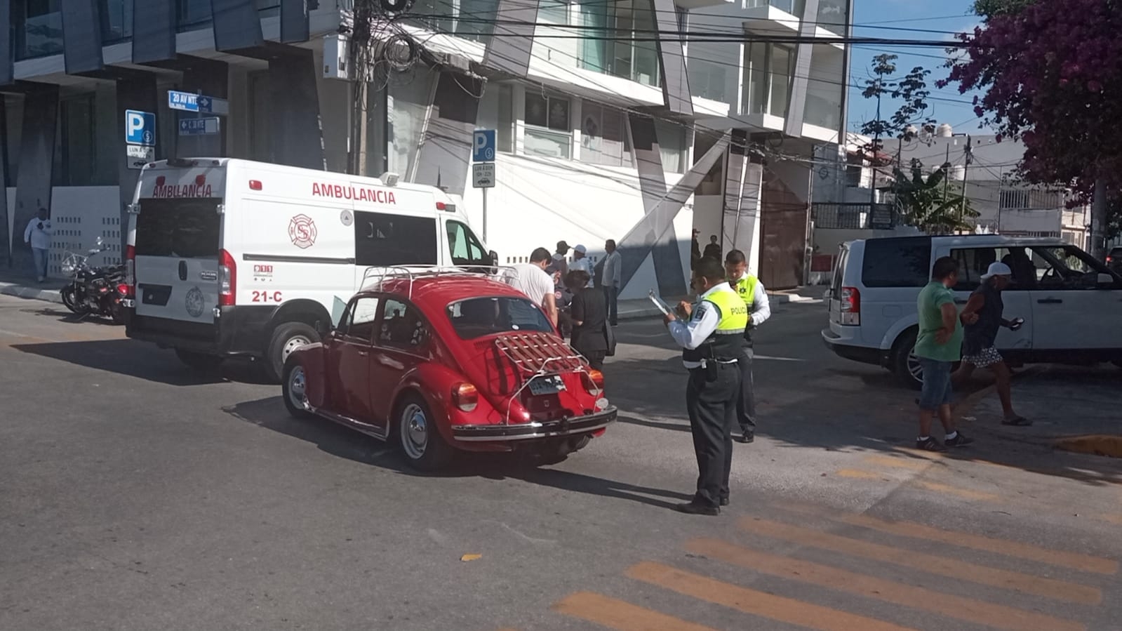 La grúa tuvo que llegar para llevarse al bocho al taller