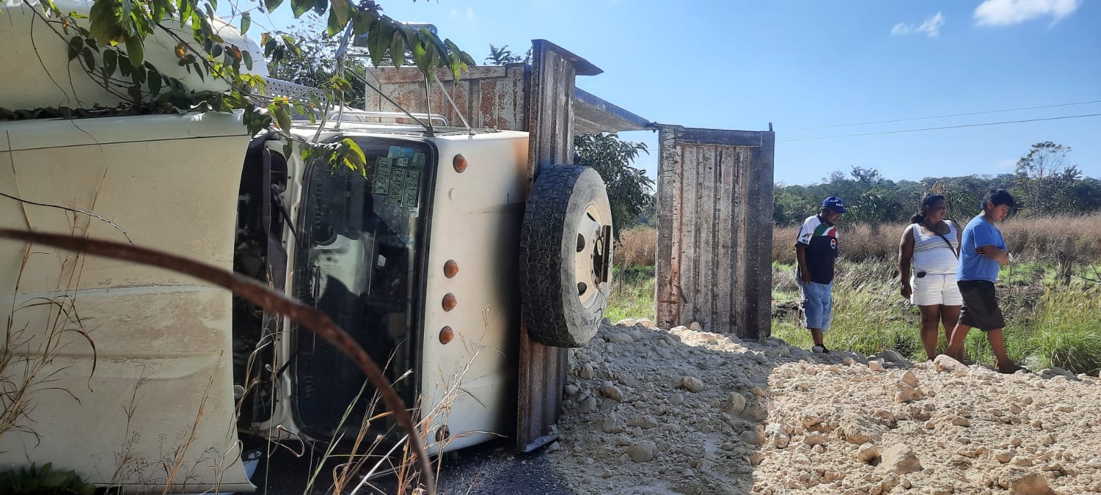 El conductor resultó ileso pese a lo aparatoso de la volcadura El conductor resultó ileso pese a lo aparatoso de la volcadura