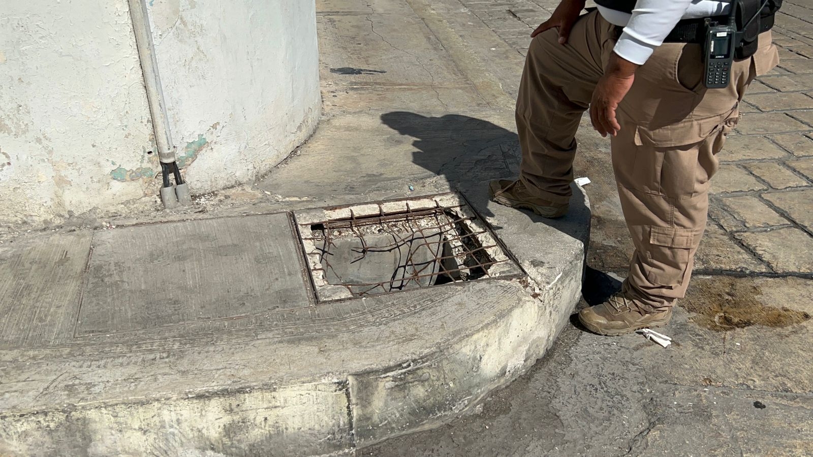 El registro de Telmex se encuentra en mal estado en el Centro Histórico de Campeche El registro de Telmex se encuentra en mal estado en el Centro Histórico de Campeche