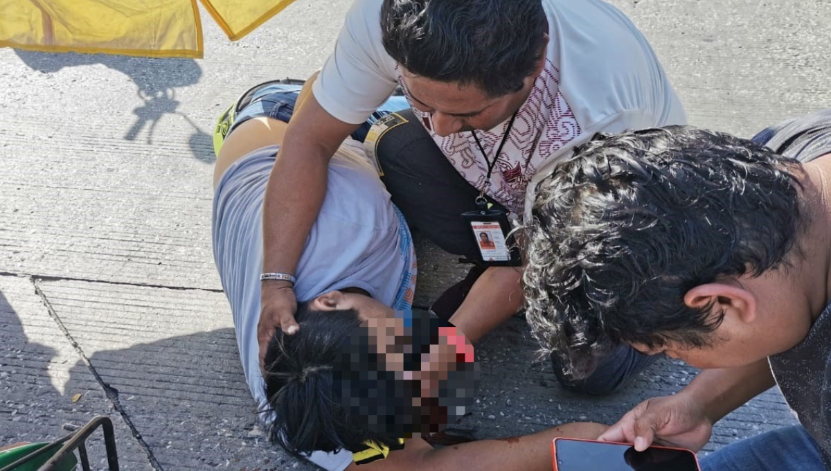 Un paramédico que pasaba por el lugar, lo ayudo para no perder mucha sangre
