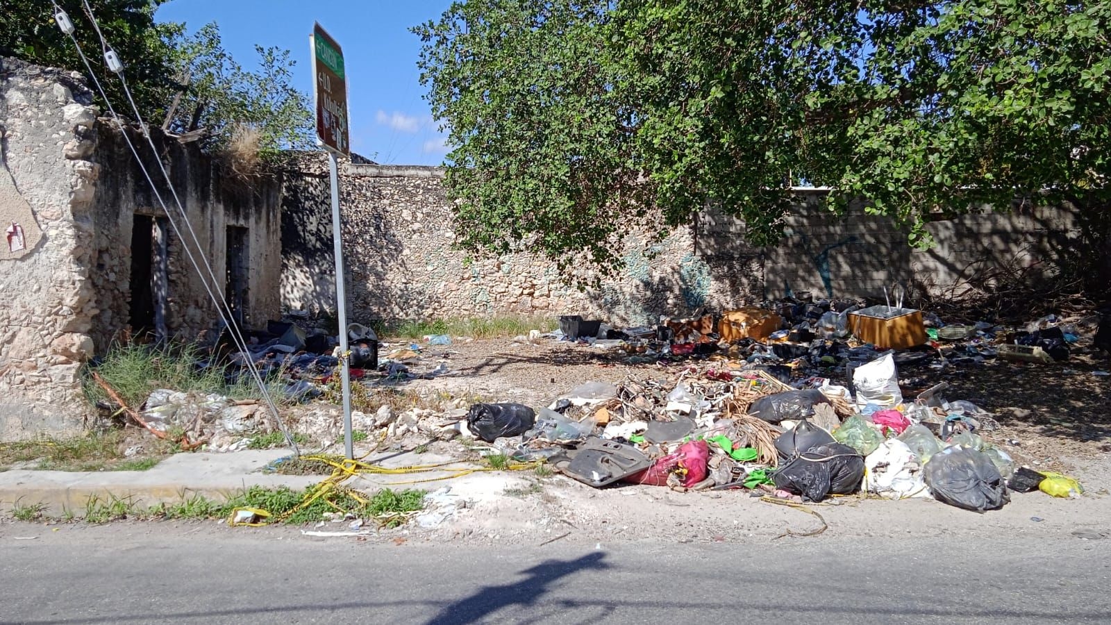 El terreno sirvió de estacionamiento durante algún tiempo al bar "Brindis" , cuyos desechos inmobiliarios dejados en el terreno al cambiar de ubicación el negocio, originaron el problema, según los testimonios El terreno sirvió de estacionamiento durante algún tiempo al bar "Brindis" , cuyos desechos inmobiliarios dejados en el terreno al cambiar de ubicación el negocio, originaron el problema, según los testimonios