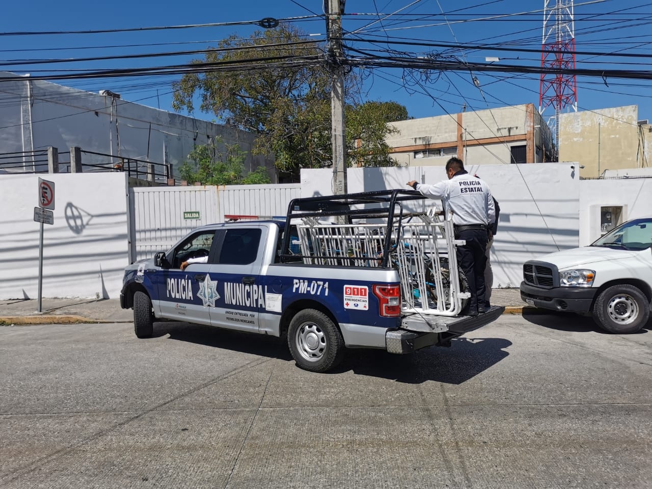 El hombre aseguró que un amigo se las había dado para guardar