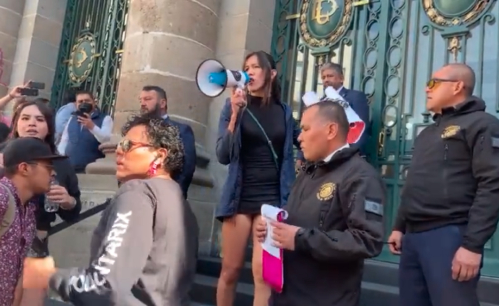 Protesta de la comunidad trans, termina en trifulca en Congreso de la CDMX Protesta de la comunidad trans, termina en trifulca en Congreso de la CDMX