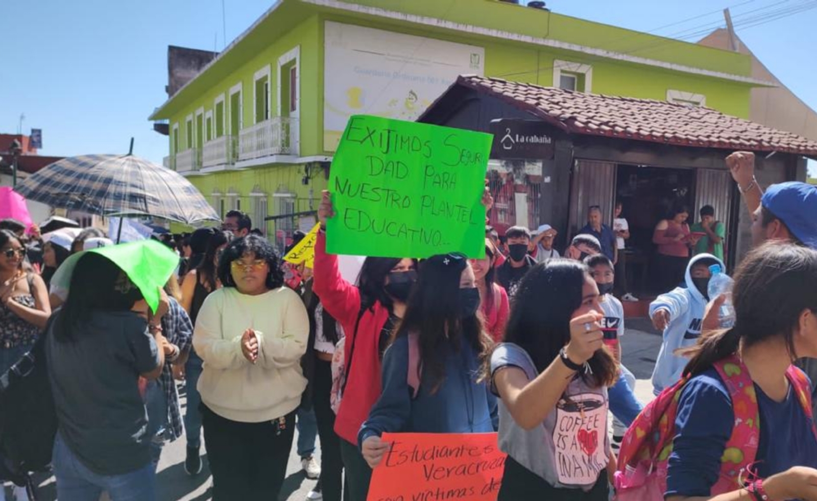 Marcha en Veracruz tras 30 saqueos a telesecundaria