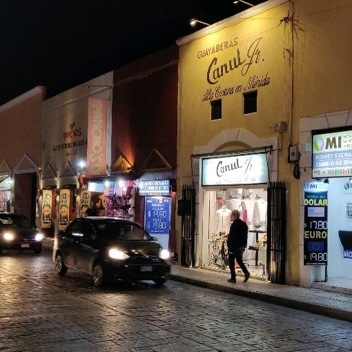 La mujer fue detenida por la Policía Municipal de Mérida luego de romper el aparador de una tienda de guayaberas