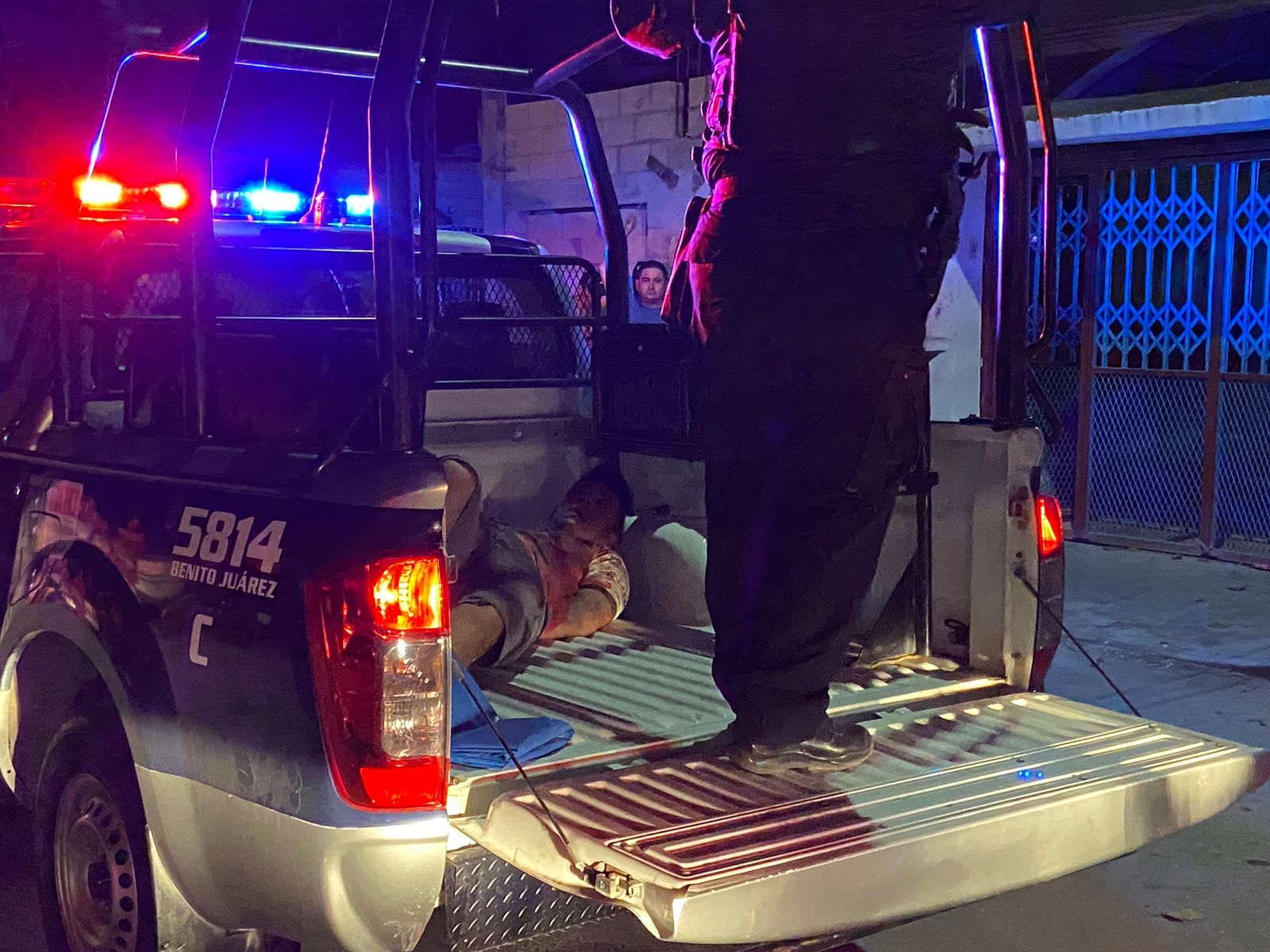 El agresor fue entregado a la policía por golpear a una mujer en la Región 232 en Cancún El agresor fue entregado a la policía por golpear a una mujer en la Región 232 en Cancún