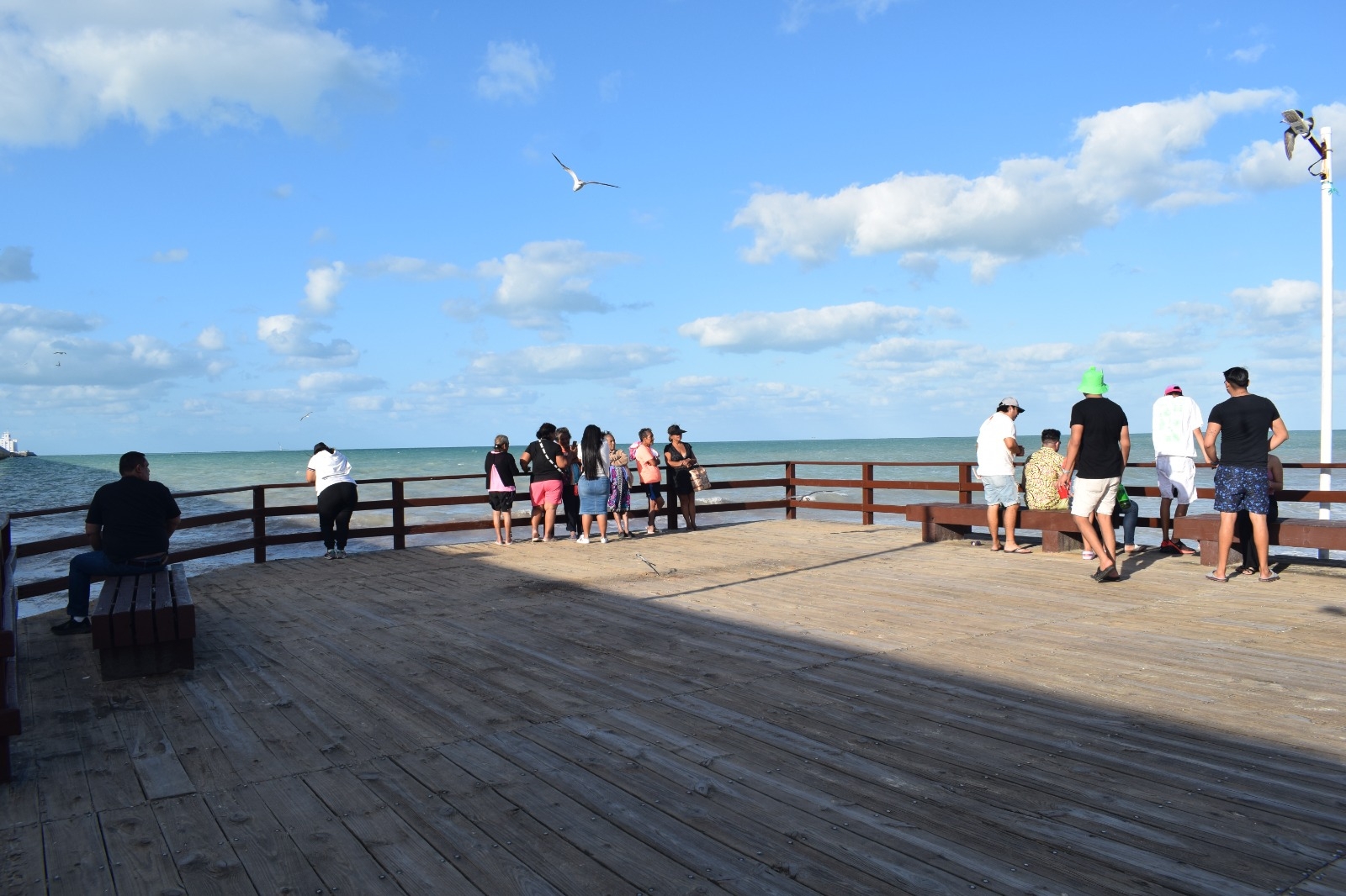 Adultos mayores han tenido accidentes al transitar por la estructura de madera, ubicada en el malecón, pues está resbalosa
