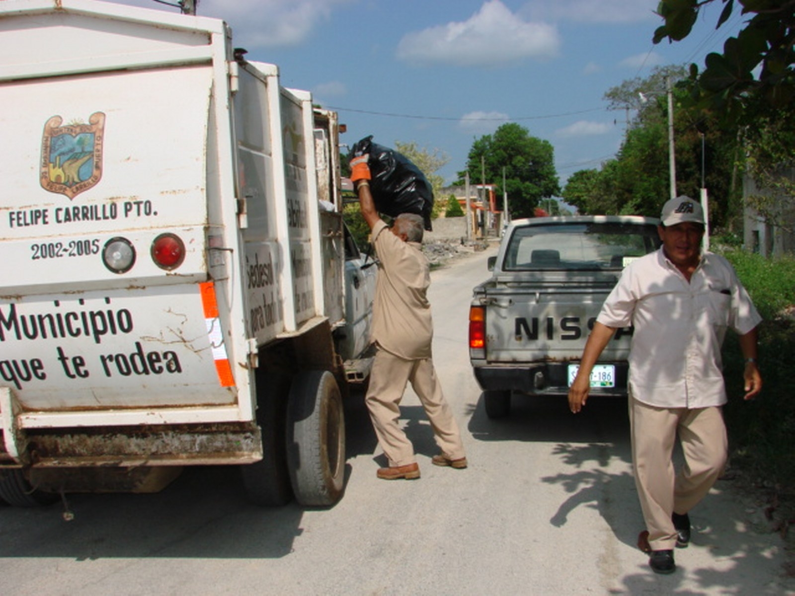 Los recolectores de basura de Chunhuhub aseguran que no tienen dinero ni para la gasolina de los camiones Los recolectores de basura de Chunhuhub aseguran que no tienen dinero ni para la gasolina de los camiones
