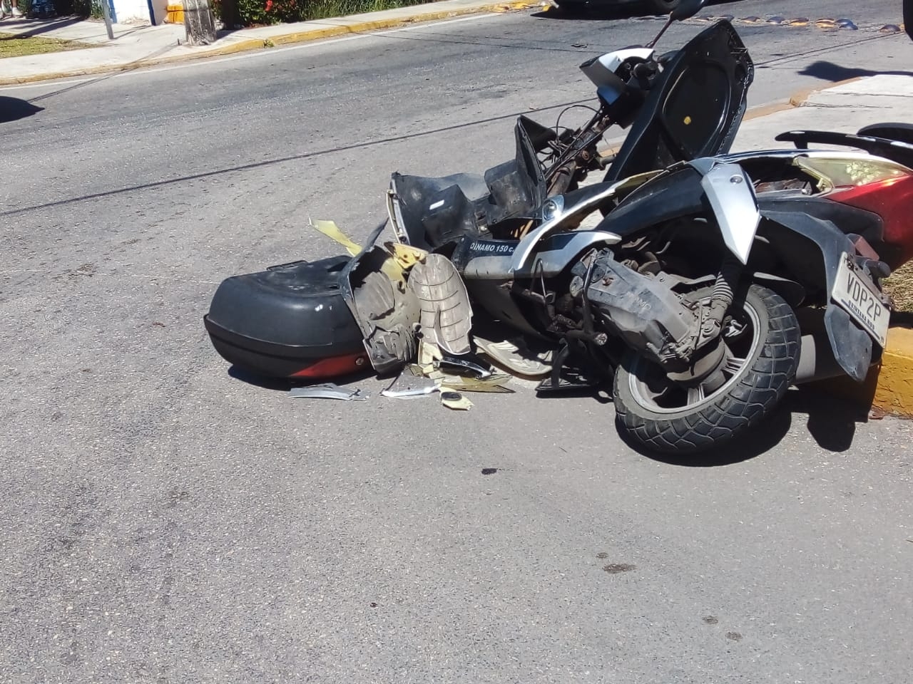 La motoneta quedó completamente destruida, y la mujer quedó tendida en el pavimento en espera de atención médica