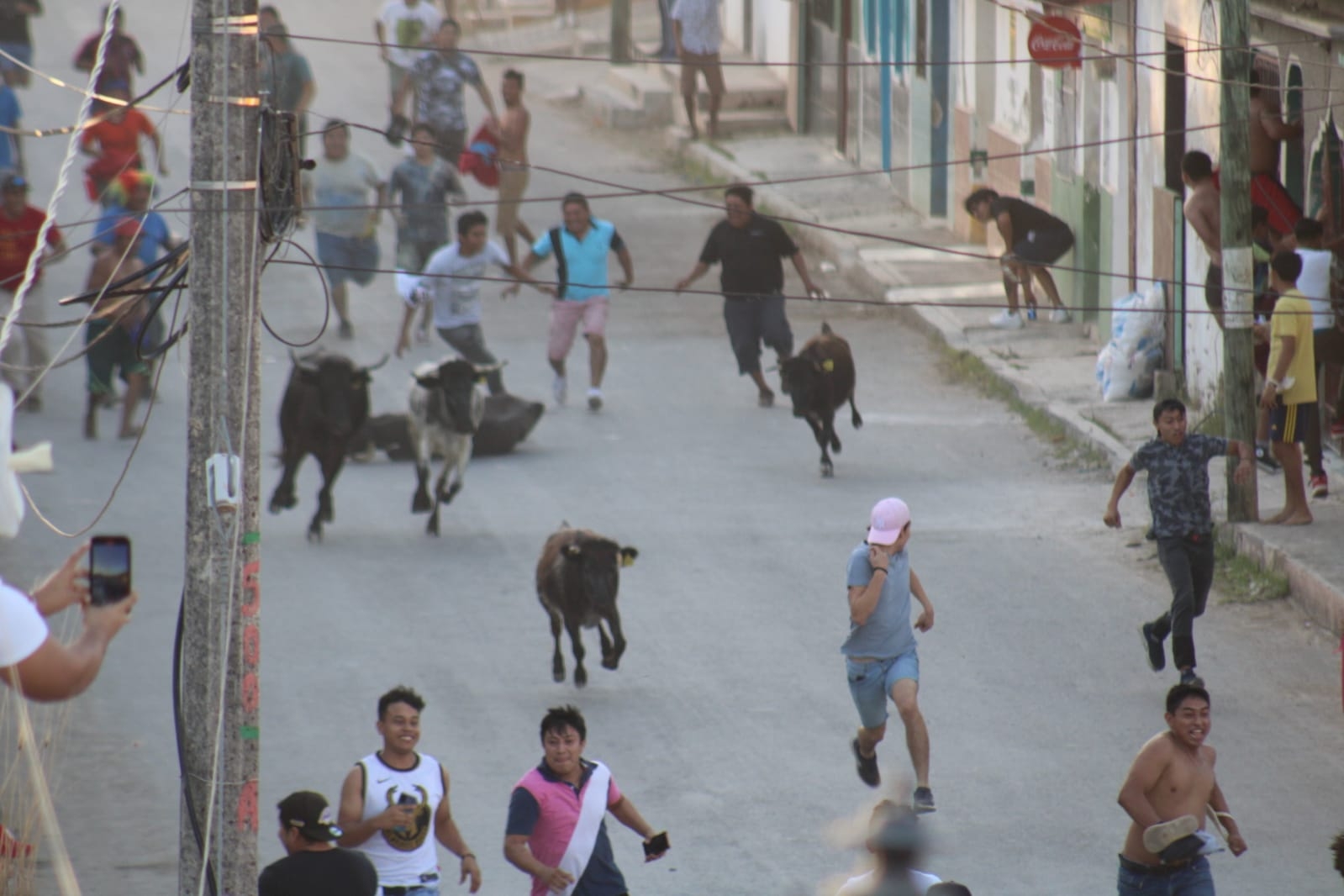 La Pamplomuchada es una réplica de la tradicional fiesta celebraba en Pamplona, España