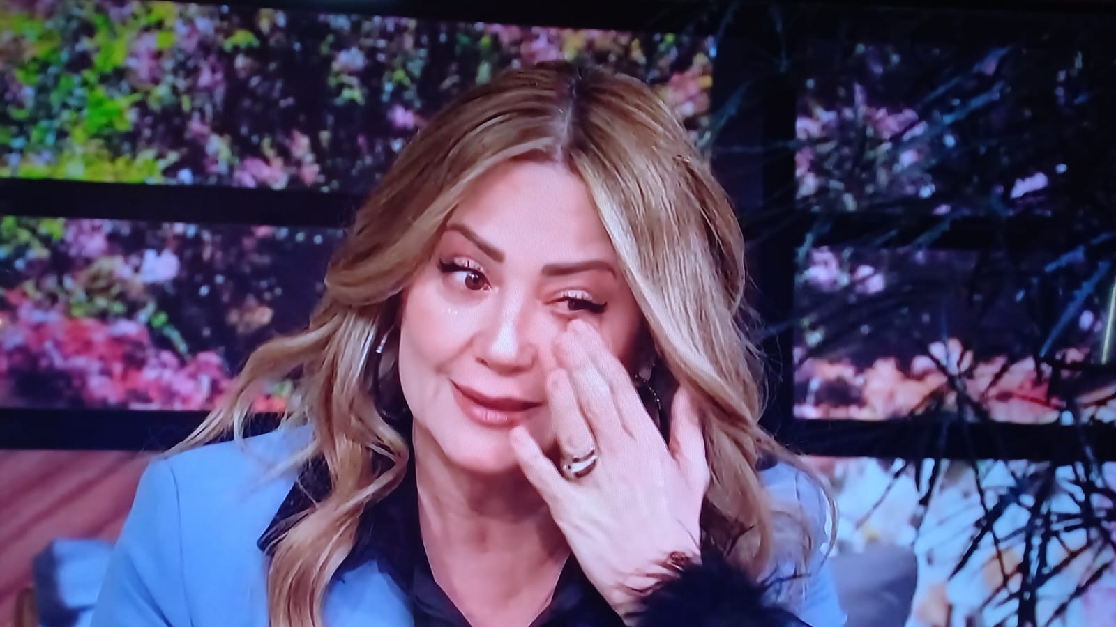 La conductora, Andrea Legarreta no pudo contener las lágrimas. Foto: Especial