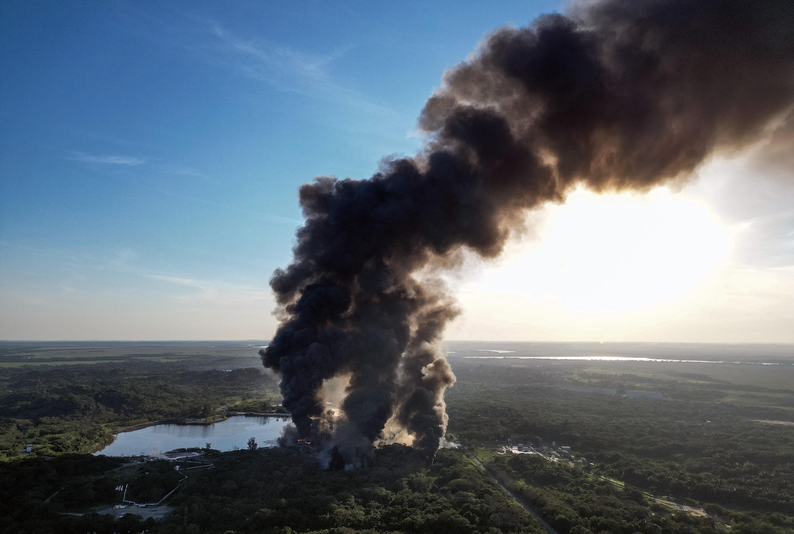 Localizan a dos cuerpos de los cinco desaparecidos tras incendio en Veracruz