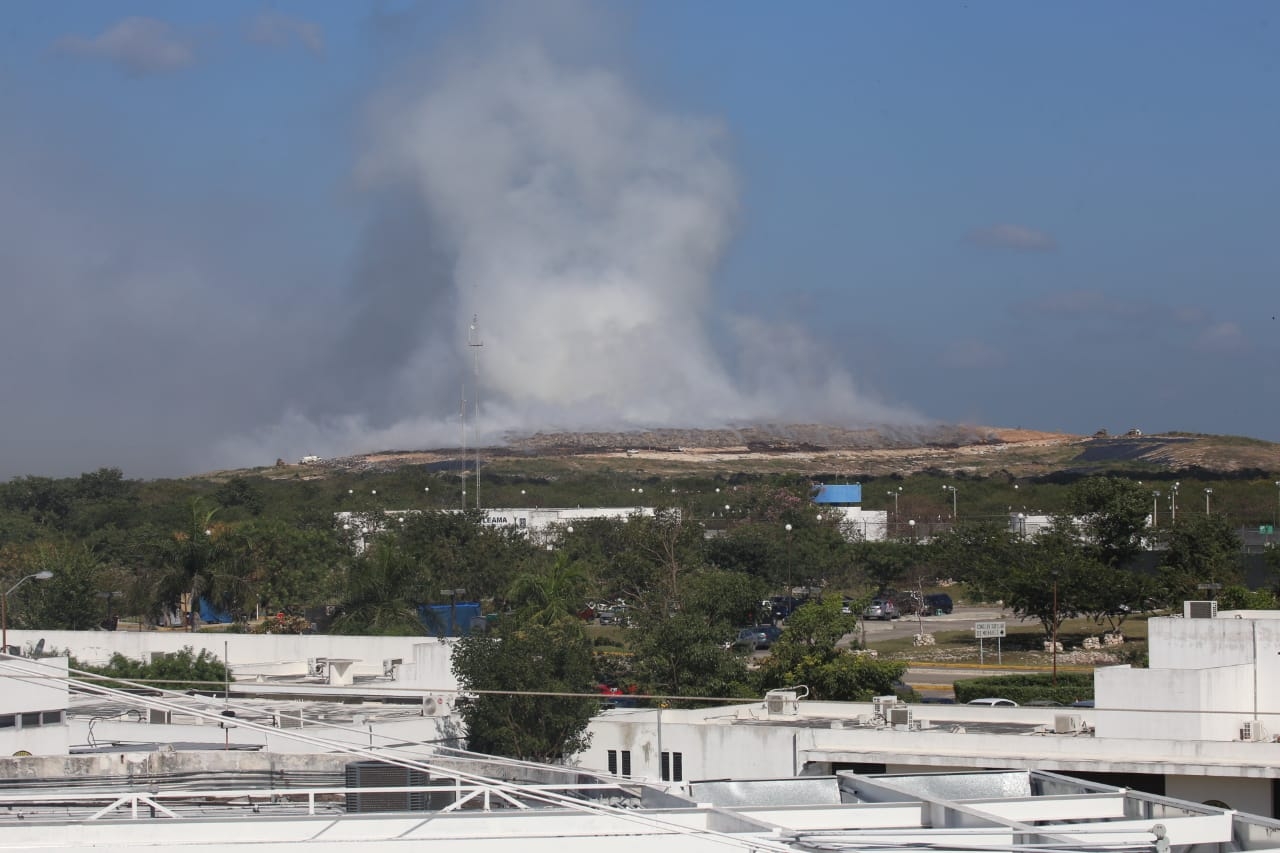 Protección Civil se mantiene en el sitio para controlar el incendio