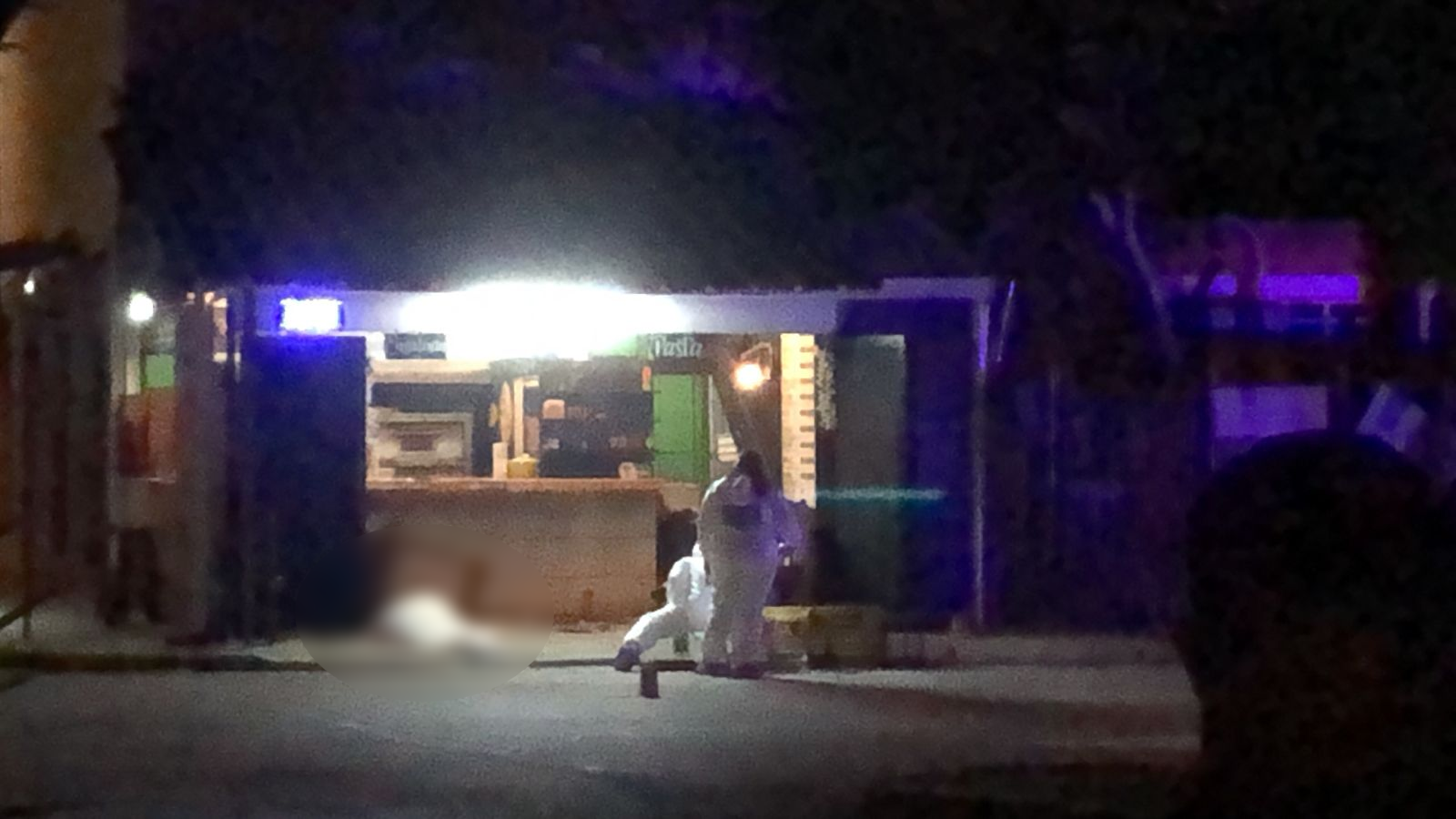 El cuerpo de la mujer quedó tendido sobre la banqueta, a donde se dieron cita personal de la Semefo El cuerpo de la mujer quedó tendido sobre la banqueta, a donde se dieron cita personal de la Semefo