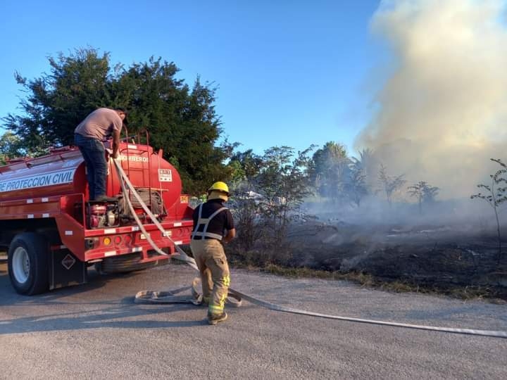 Personal del Cuerpo de Bomberos y de Protección Civil Municipal (PCM) acudieron al llamado